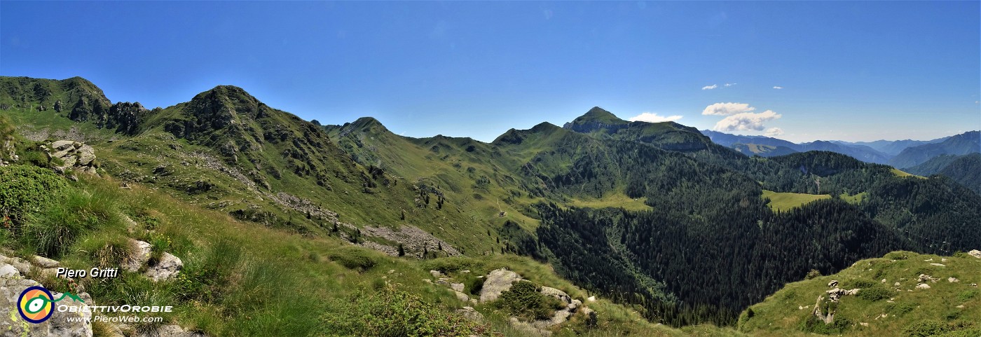 27 Vista panoramica dall'Azzaredo  (a sx) fino al Monte Cavallo ed oltre.jpg